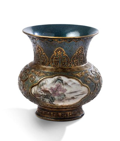 CHINE fin de la période Qing Petit vase zhadou en porcelaine à l'imitation du bronze,...