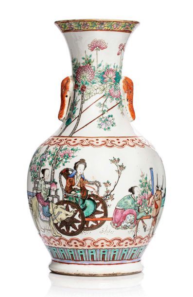 CHINE CANTON, PERIODE GUANGXU, FIN XIXe SIECLE Vase balustre a col legerement evase...