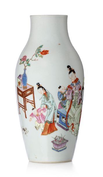 CHINE MARQUE ET ÉPOQUE QIANLONG (1735-1796) 
Vase en forme de noyau d'olive en porcelaine...