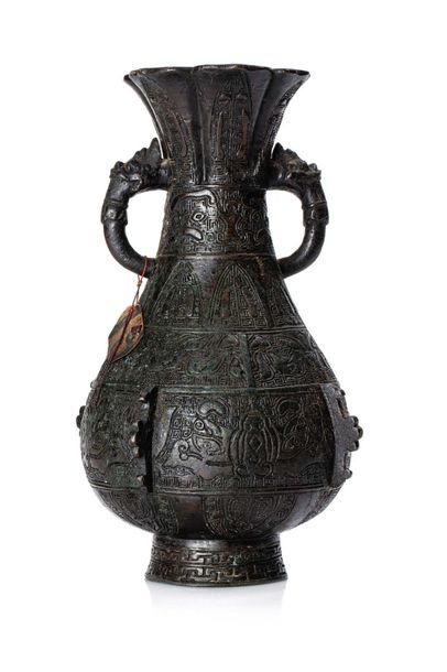 CHINE XVIII-XIXE SIÈCLE Vase piriforme en bronze de patine brune, le col en forme...