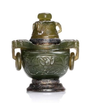 CHINE vers 1900 
Vase couvert en serpentine, à décor de fleurs de lotus, deux têtes...