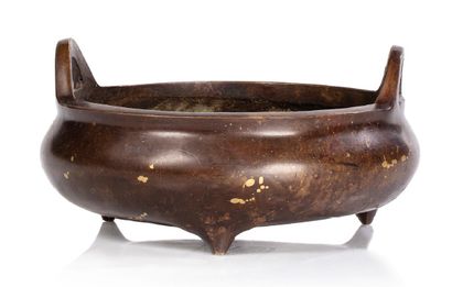 Chine XIXe siècle Brûle-parfum tripode en bronze de patine brune, de type gilt-splashed....