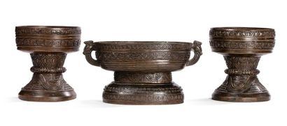 CHINE MARQUE ET EPOQUE QIANLONG (1736-1795) 
Garniture d'autel en bronze de patine...