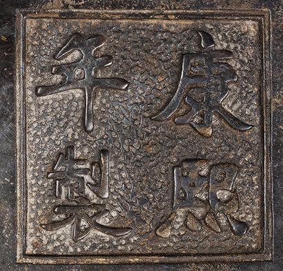 CHINE PÉRIODE JIAQING, DÉBUT XIXE SIÈCLE Paire de brule-parfums en bronze de patine...