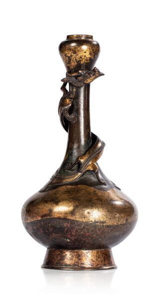 CHINE XVIIE-XVIIIE SIÈCLE Vase pansu à col de forme bulbe en bronze de belle patine...