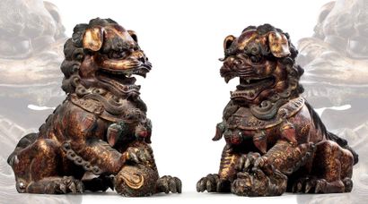 CHINE XXe siècle Couple de lions bouddhiques en bronze laqué et doré, présentés assis.
H....