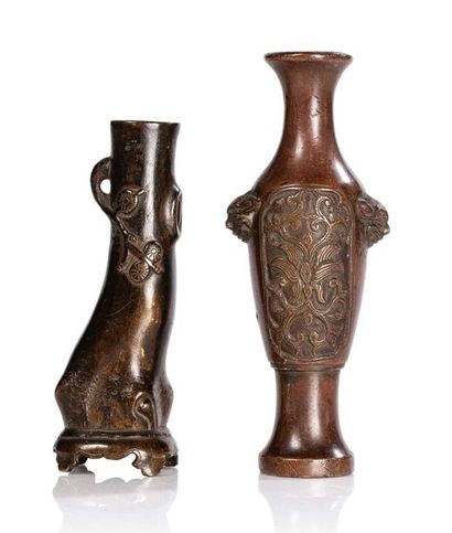 Chine XVIIe siècle Lot de deux vases en bronze, l'un de patine noire reprenant la...