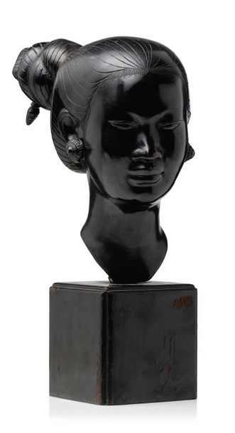 VIETNAM DEBUT XXe SIECLE Young woman's annamite bronze head, chiselled hair capped...