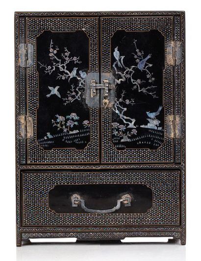CHINE PÉRIODE QING Petit cabinet ouvrant à deux portes et cinq tiroirs en laque noire...