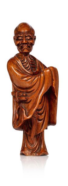 CHINE FIN XIXE SIÈCLE 
Statuette en buis, representant un Lohan, les mains jointes...