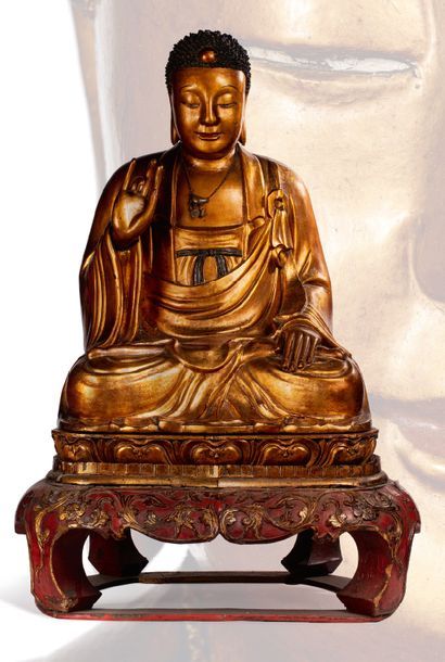 CHINE DU SUD XIXE SIÈCLE Important Bouddha en bois laque et dore, assis sur un socle...