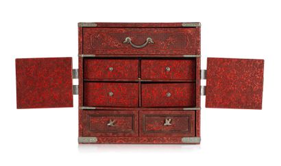 Chine XIXe siècle Cabinet en laque de cinabre ouvrant a deux portes et sept tiroirs,...