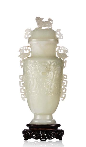 CHINE VERS 1950 
Vase balustre couvert en jade céladon, à décor de têtes de lion,...