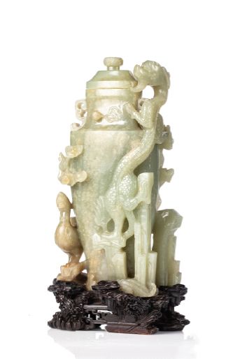 CHINE vers 1960 
Vase balustre couvert en jade céladon, à décor en haut-relief de...