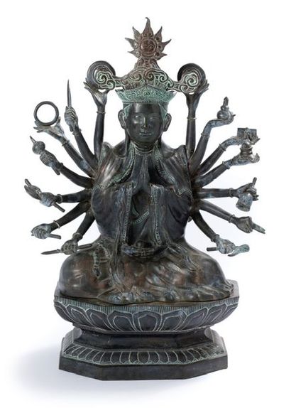 Vietnam vers 1900 
Sujet en bronze dépatiné, représentant
Avalokitesvara à dix-huit...