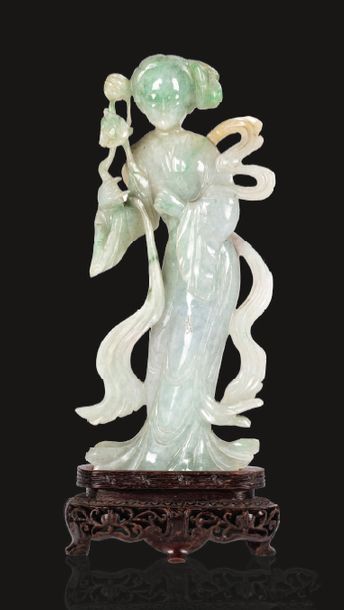 CHINE vers 1960 
Statuette en jadeite representant une jeune fille tenant une branche...