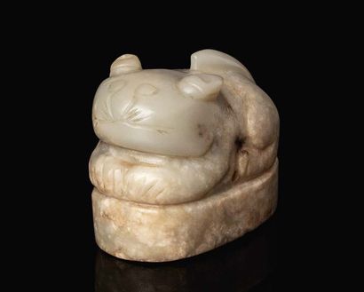 Chine XIXe siècle Petit cachet oval en jade beige céladon, la prise sculptée en forme...