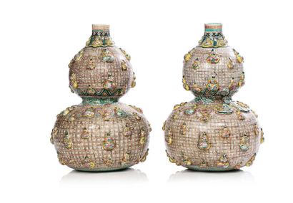 Chine XIXe siècle Paire de vases coloquintes en porcelaine et émaux de la famille...