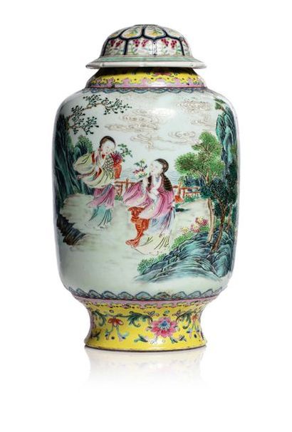 CHINE XVIIIe siècle Vase lanterne sur piédouche, en porcelaine et émaux de la famille...