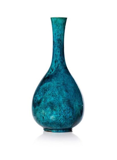 Chine XIXe siècle Grand vase bouteille à long col en porcelaine émaillée bleu turquoise,...