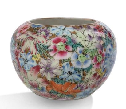 CHINE début XXe siècle Small porcelain and enamel cup of the rose family, with a...