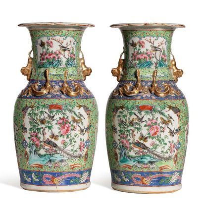 CHINE FIN XIXE SIÈCLE Paire de vases balustres à col polylobé en porcelaine et émaux...