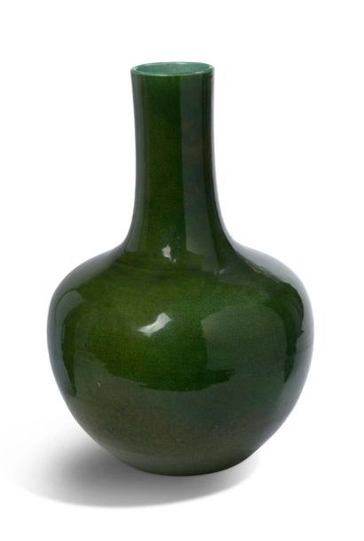 Chine XIXe siècle Vase bouteille tianqiuping à panse sphérique et long col, en porcelaine...