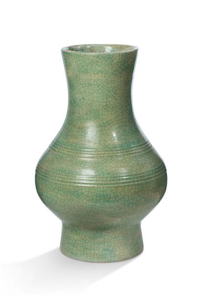 CHINE XXe siècle Vase en céramique émaillée vert craquelé, reprenant la forme d'un...