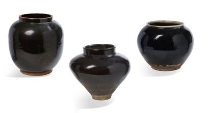 Chine XIXe siècle Ensemble de trois jarres en grés, l'une globulaire, émaillée noir...