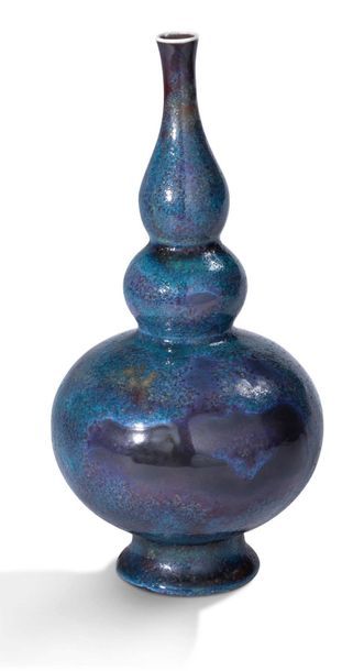 CHINE, début XXe siècle Vase double-gourde en émaux flammés de couleurs bleu et violet.
H....