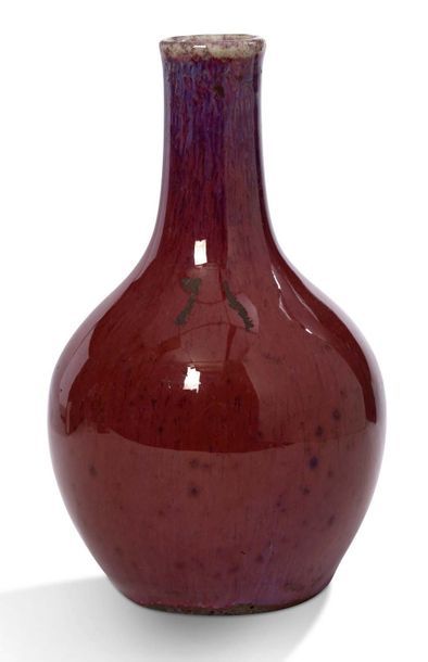 Chine XIXe siècle Small baluster vase in red and purple flamed enamels.
H. 12 cm
中国...
