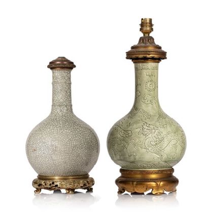 CHINE FIN XIXE SIÈCLE Lot comprenant deux vases balustres à long col en porcelaine,...