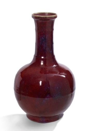 CHINE début XXe siècle Vase balustre en céramique et émaux flammés de couleur rouge...