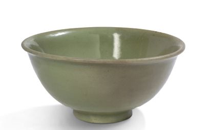 CHINE PÉRIODE MING Longquan type celadon glazed ceramic bowl, on a small foot.
H....