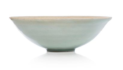 CHINE XXe siècle Cracked celadon glazed ceramic bowl with molded decoration of phoenix...