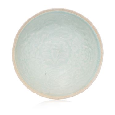 CHINE XXe siècle Cracked celadon glazed ceramic bowl with molded decoration of phoenix...