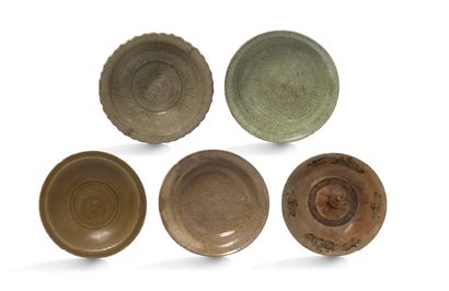CHINE XVIIE-XVIIIE SIÈCLE Set comprising five ceramic bowls, glazed cracked celadon...