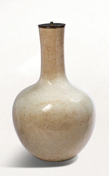 Chine XIXe siècle Large bottle vase with a wide body and long neck, in beige cracked...