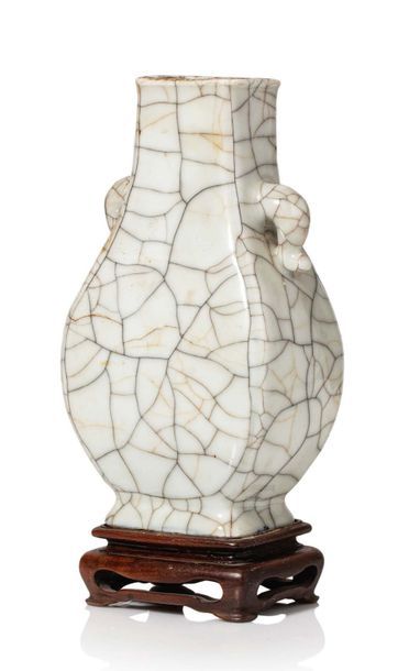 CHINE XVIIIe siècle Petit vase quadrangulaire de type fanghu, en porcelaine à couverte...