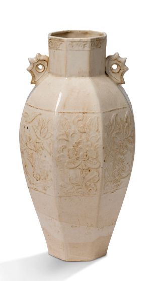 CHINE XVIIIe siècle Octagonal baluster vase in cream-glazed ceramic with moulded...
