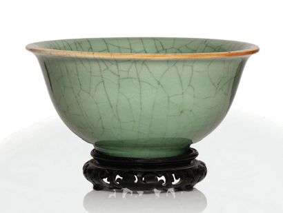 CHINE début XXe siècle Cup with slightly flared rim in ceramic and cracked celadon...