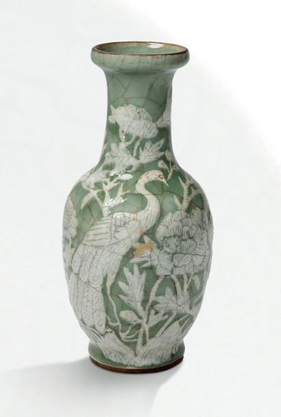 CHINE FIN XIXE SIÈCLE Petit vase balustre en porcelaine, craquelure sur un fond céladon,...