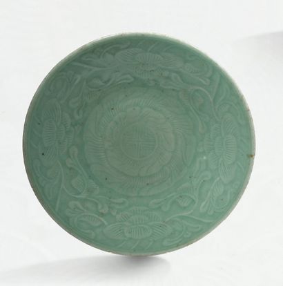 CHINE FIN XIXE-DÉBUT XXE SIÈCLE Longquan style celadon ceramic dish, engraved under...