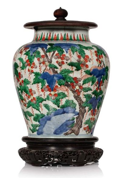 Chine XIXe siècle Potiche en porcelaine et émaux wucai, à déco de loirs parmi des...