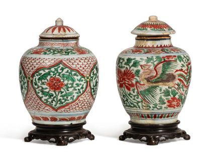 Chine période Ming, XVIe-XVIIe siècle Two small covered porcelain vases with red...