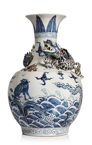 CHINE début XXe siècle Vase en porcelaine à décor de nuages et dragons, l'un en relief...