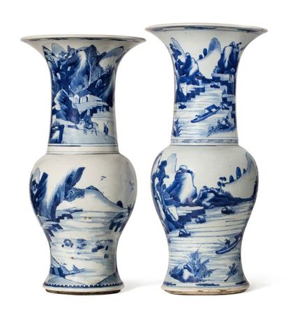 CHINE vers 1900 
Set of two blue-white porcelain baluster vases with high neck and...