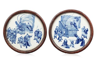 CHINE XVIIIe siècle Deux panneaux circulaires en porcelaine blanche et émail bleu...
