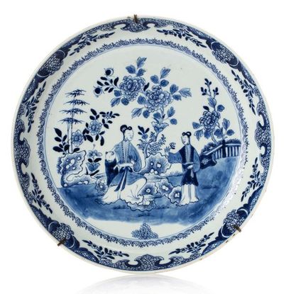 CHINE XVIIIe siècle Hollow white porcelain bowl, decorated with a blue medallion...