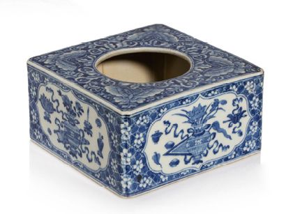 CHINE FIN XIXE-DÉBUT XXE SIÈCLE Square box in blue-white porcelain, with a top pierced...